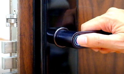 cách kiểm tra khóa cửa điện tử thông minh