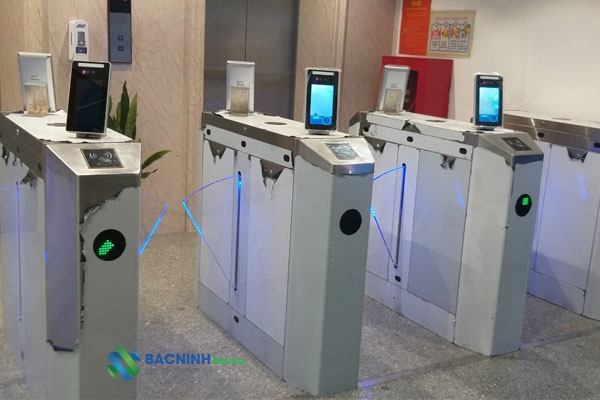 Thiết bị nhận diện khuôn mặt tích hợp hệ thống kiểm soát phân làn ra vào